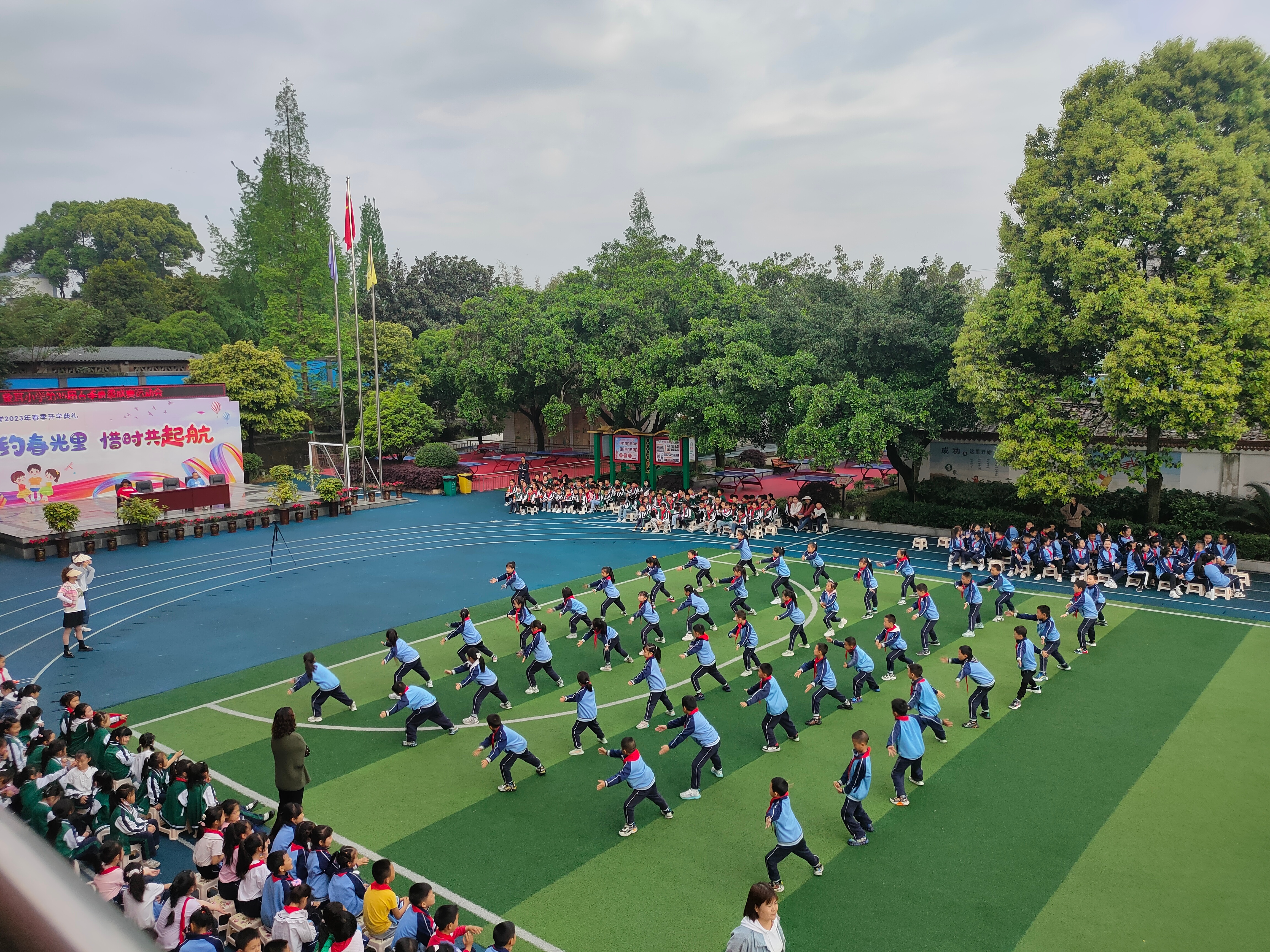 半岛体育官网-功不可没：女队众将团结奋战，连场胜利展现风采的简单介绍