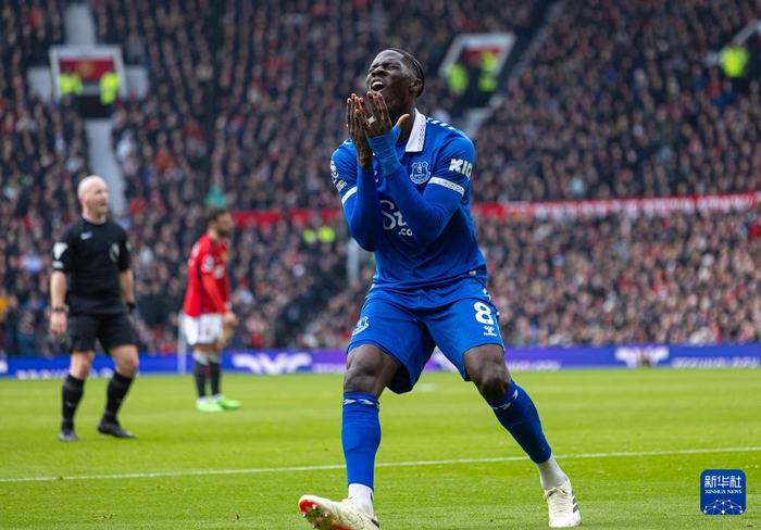 埃弗顿主场战平曼联，士气高涨