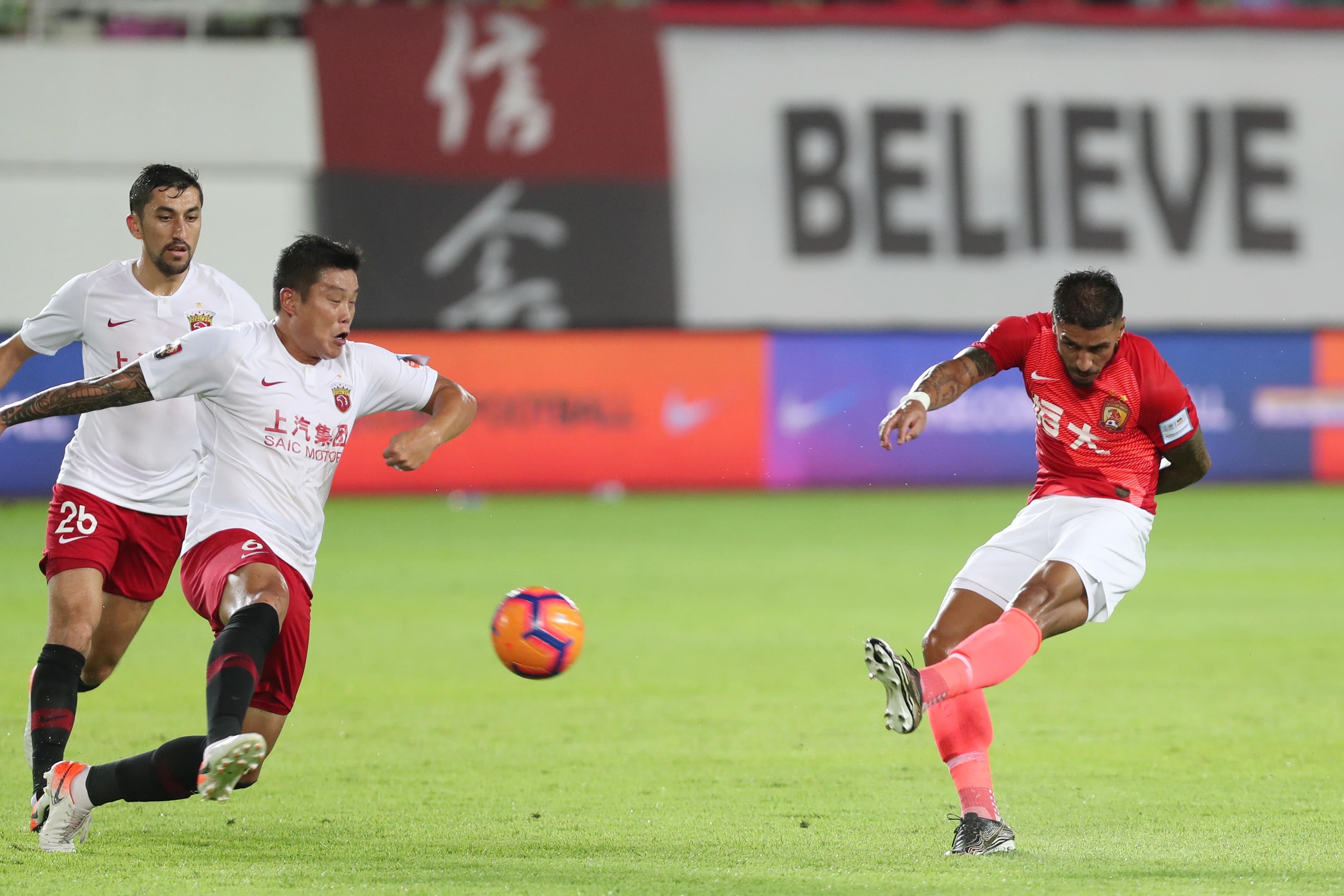 实力碰撞:上港面对恒大,双方争锋相对 实力碰撞:上港面对恒大,双方争锋相对