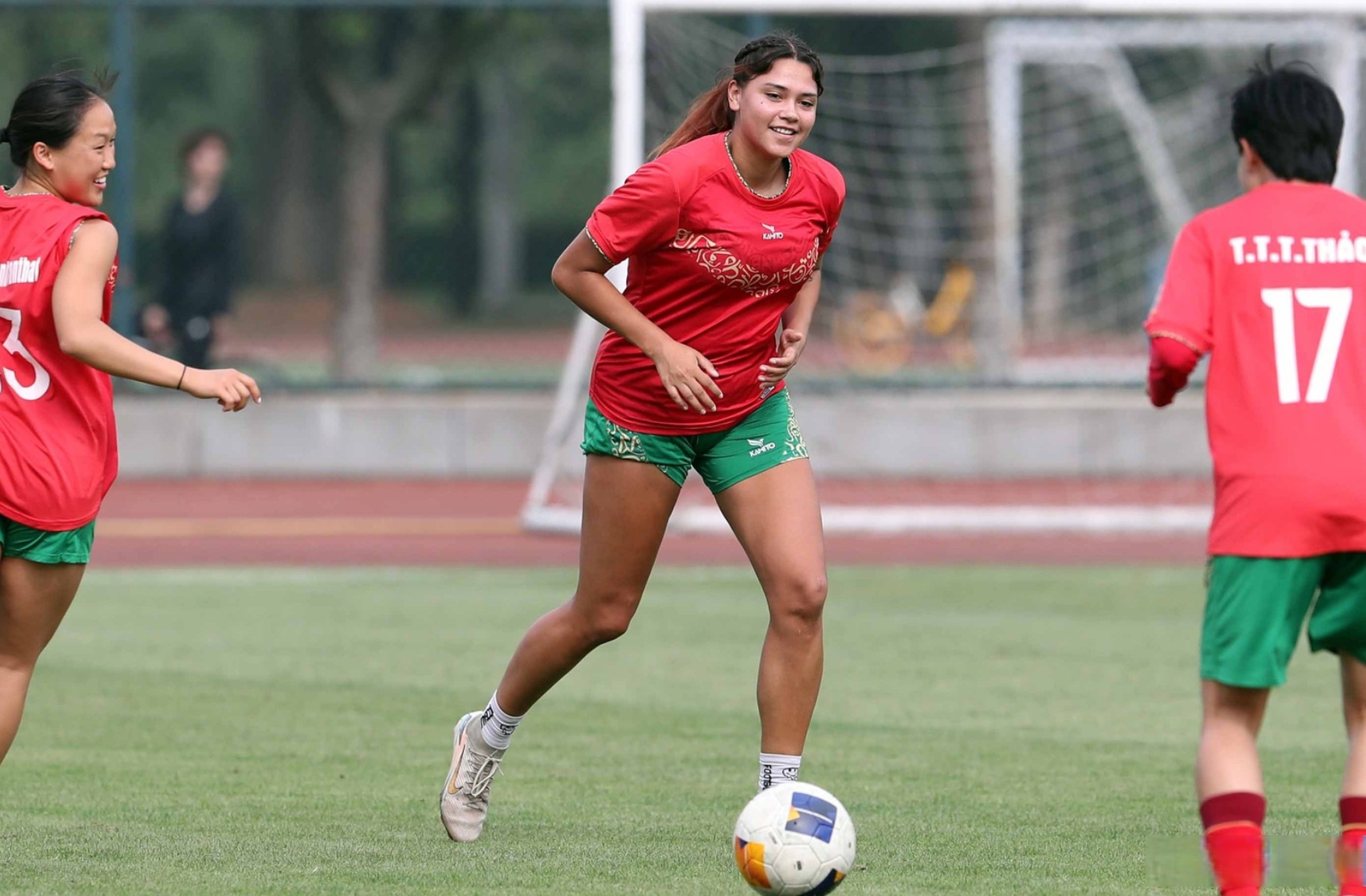 包含越南女足意外淘汰对手，男足再度失利的词条