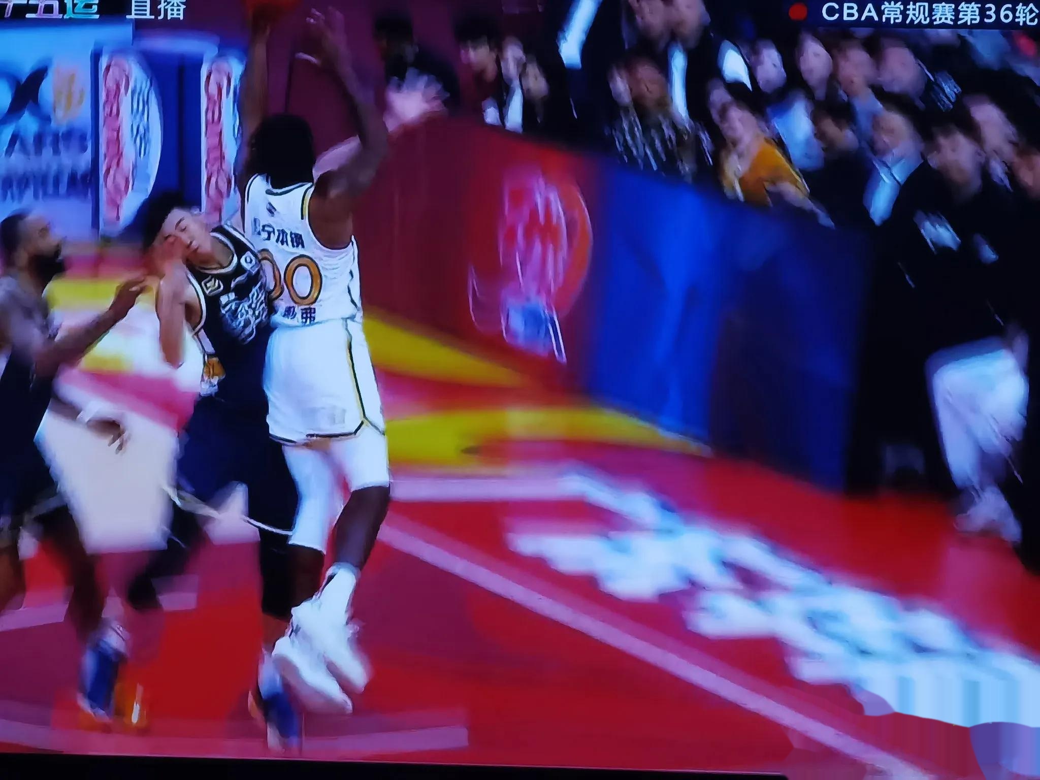 半岛体育地址-年轻球员爆发入球,助球队反败为胜