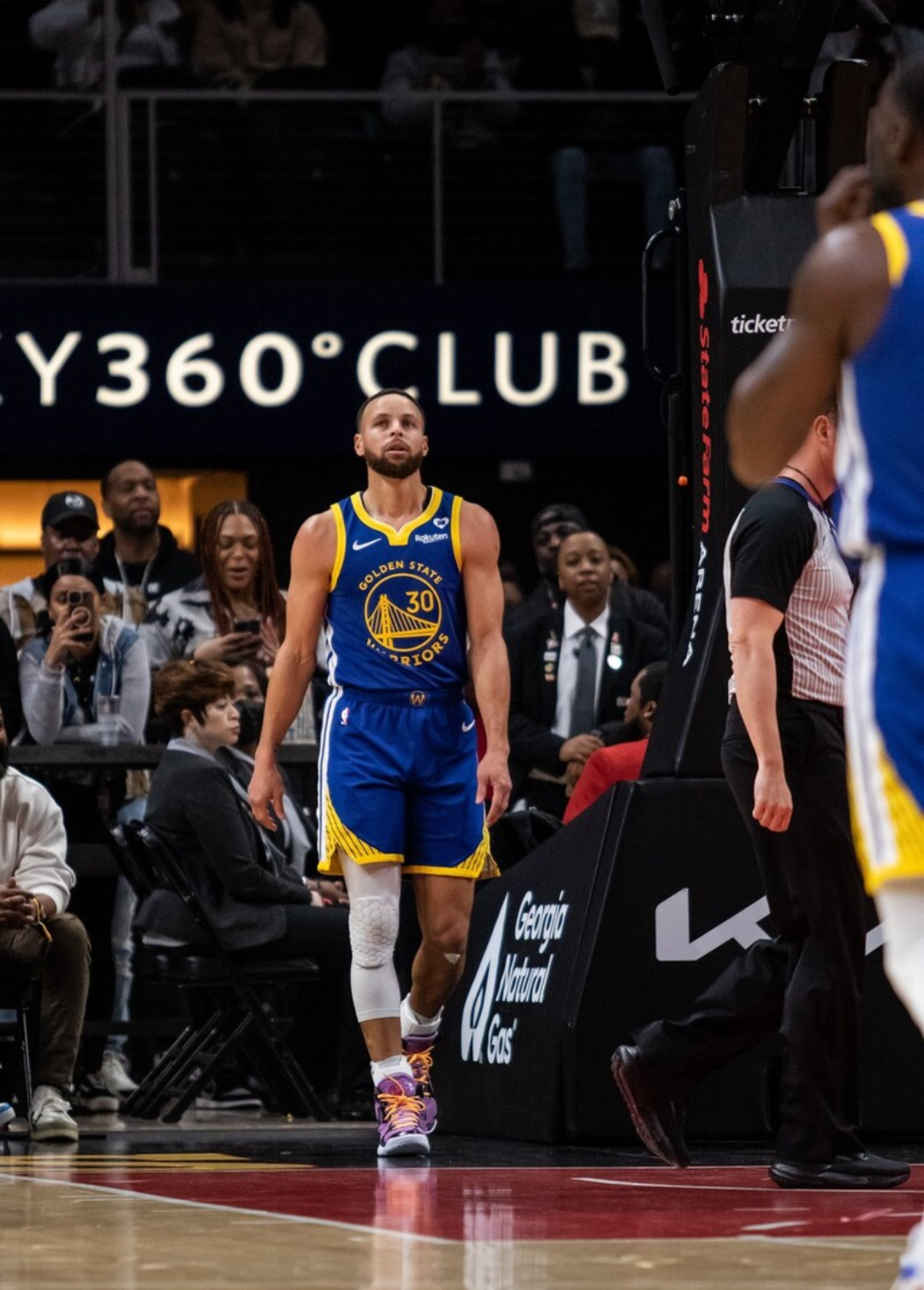 勇士横扫爵士,库里35+7+6砍下高分胜利 勇士横扫爵士,库里35+7+6砍下高分胜利