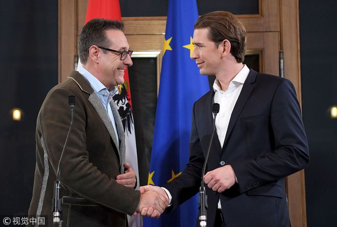 奥地利女足球队全员出席新闻发布会 奥地利女足球队全员出席新闻发布会