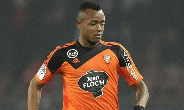 包含里昂法甲后卫召开新闻发布会，分享比赛心得的词条