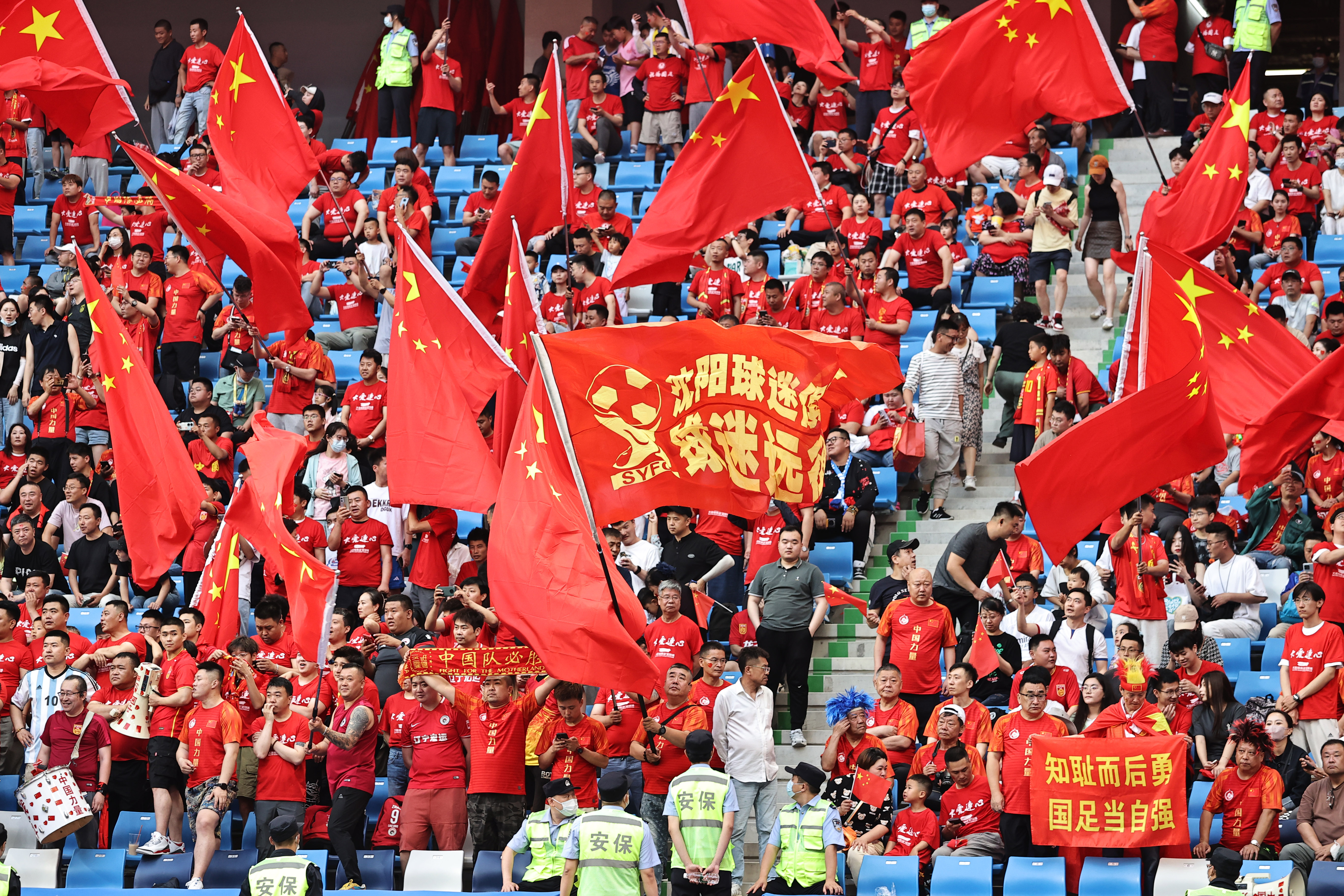 半岛体育app-里尔队球迷热情助威现场氛围火爆的简单介绍