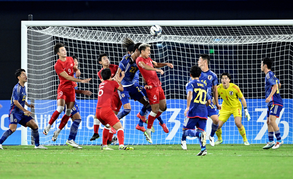 中国足球队在比赛中表现出色，晋级半决赛
